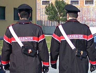 Finti carabinieri rubano in appartamento